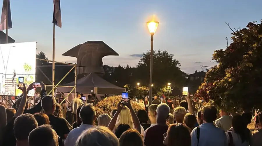 Studenti biciklisti dočekani u Kraljevu i Subotici: Ovacije, baklje, kolo i “Pumpaj” VIDEO