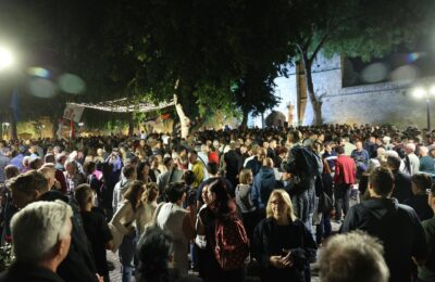 Studenti biciklisti dočekani u Nišu, paralelno održan skup pristalica SNS-a