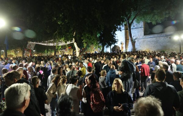 Studenti biciklisti dočekani u Nišu, paralelno održan skup pristalica SNS-a | Srpska dijaspora