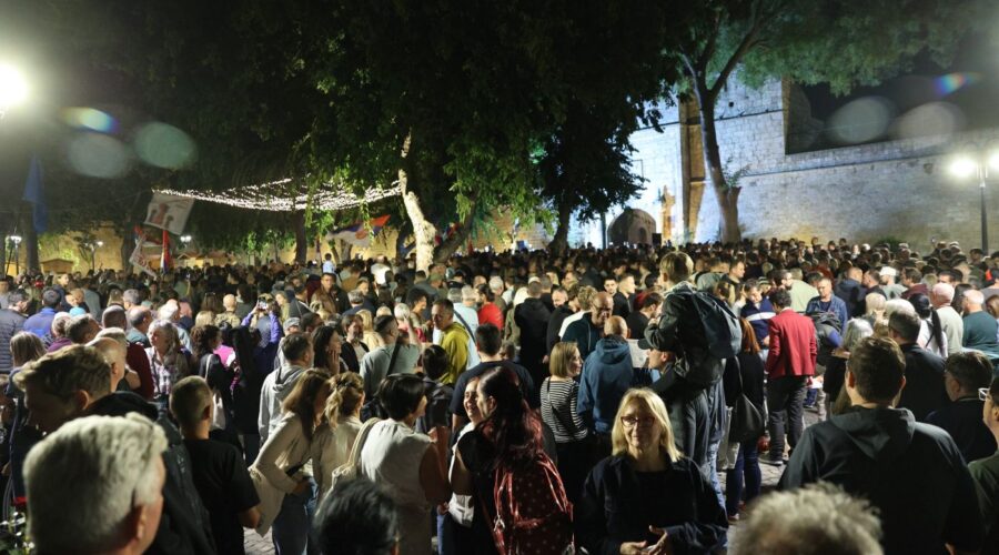 Studenti biciklisti dočekani u Nišu, paralelno održan skup pristalica SNS-a