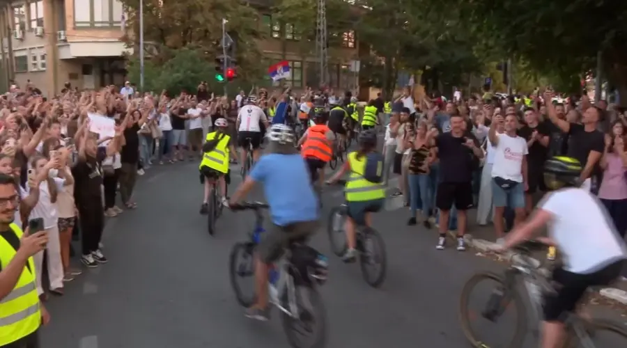 Studenti nastavljaju biciklističku turu po Srbiji: Na putu ka Kikindi im se pridružili paori sa traktorima