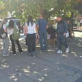Studenti predstavljaju plan i program na dve lokacije u Leskovcu: Građani se prijavljuju da pruže pomoć u toku izbora