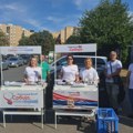 Studenti predstavljaju svoj program na štandu u Mirijevu, štand SNS nekoliko metara dalje; sa Dušanovca oterani