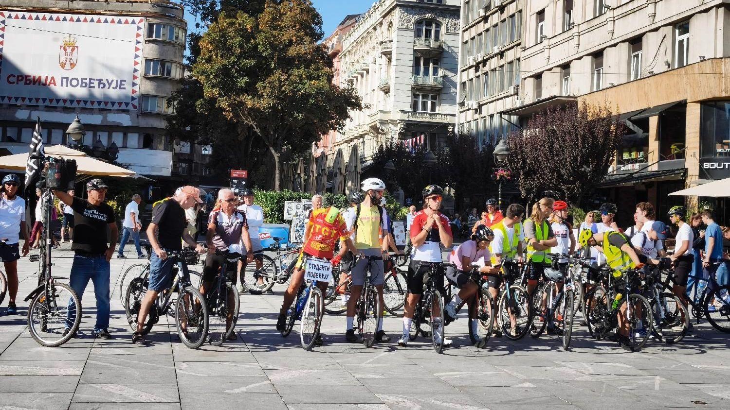 'Bici tura - čuvari Ustava', naziv je predizborne akcije Studenata u blokadi u nameri da do kraja septembra na biciklima obiđu više gradova u Srbiji - krenuli su 17. septembra iz centra Beograda