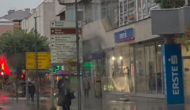 Sve tmurno, ljudi stisli kišobrane i žure na posao: Ovo je pravi snimak današnjeg jutra, evo gde kiša ne staje