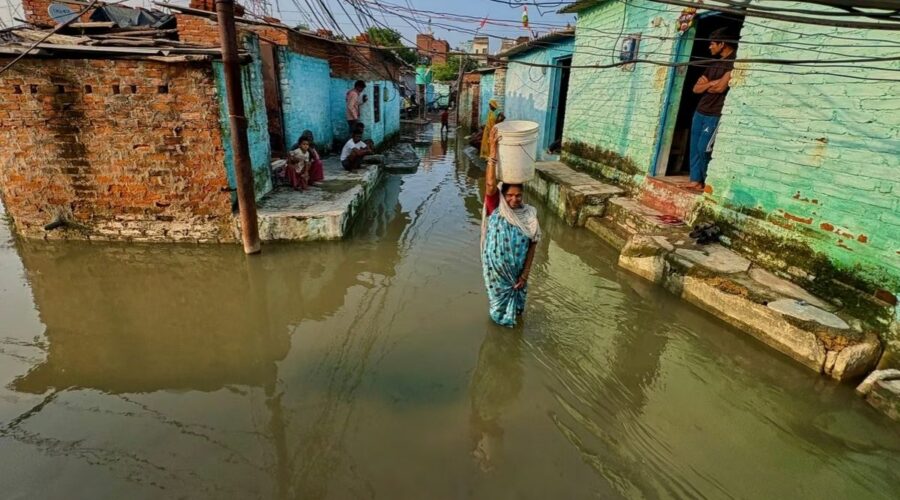 TEŠKE POPLAVE U INDIJSKOJ DRŽAVI UTAR PRADEŠ: Najmanje 62 osobe poginule, 46 povređeno!