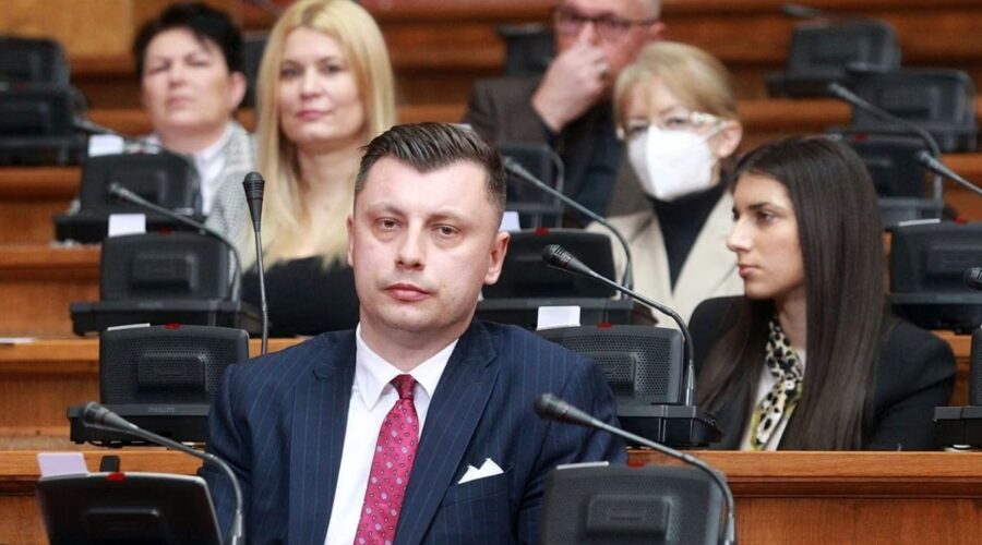 TUKAO ČOVEKA SA DVA ČEKIĆA ZA MESO: Na list SNS i Samir Tandir, osuđen na 7 meseci zatvora!