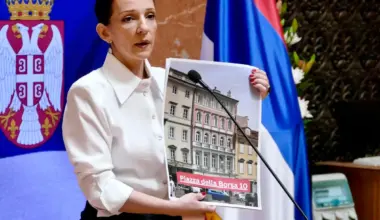 Tepić: Vojvođanski funcioneri kupuju stanove u Trstu, dok se resursi “fiktivno održavaju”