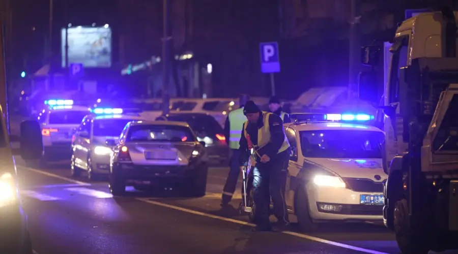 Teška saobraćajna nesreća kod Novog Pazara: Golf se zakucao u auto u punoj brzini, poginuo mladić (23), više osoba povređeno