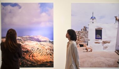 Tinos kroz fotografiju, reč i zvuk: Otvorena izložba „Tišine Tinosa“ u Galeriji New Moment | Srpska dijaspora