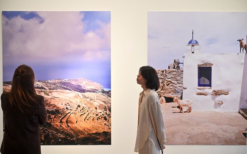 Tinos kroz fotografiju, reč i zvuk: Otvorena izložba „Tišine Tinosa“ u Galeriji New Moment | Srpska dijaspora