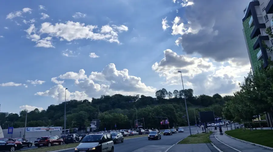 Tokom dana sunčano, posle podne naoblačenje i kiša