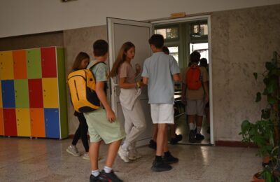 Toplotni talas se nastavlja do daljeg, ali u školu se mora po pravilima dres koda: Evo šta je sve zabranjeno obući