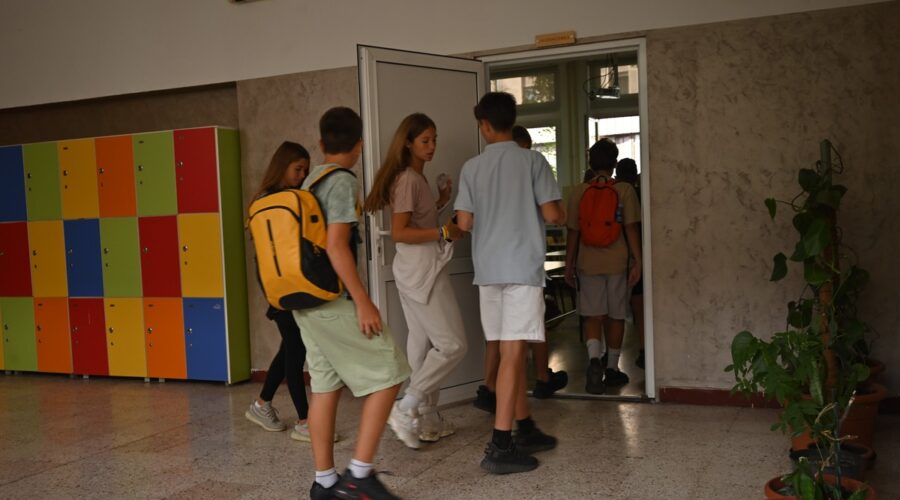 Toplotni talas se nastavlja do daljeg, ali u školu se mora po pravilima dres koda: Evo šta je sve zabranjeno obući
