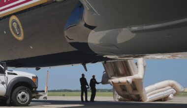 Tramp morao da čeka da poprave predsednički avion koji je iznenada imao neobičan problem