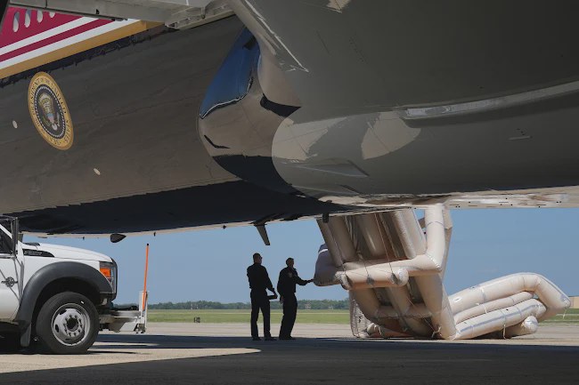 Tramp morao da čeka da poprave predsednički avion koji je iznenada imao neobičan problem