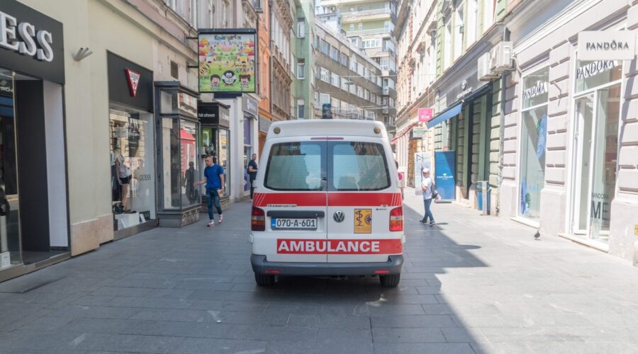 Troje dece ostalo bez desne noge! Pijani vozač ih pokosio kolima ispred kuće, jedan mališan još uvek u komi