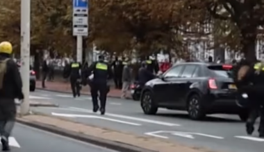 Tuča na protestu desnice, intervenisala policija Opsadno stanje u Hagu: Sevaju baklje, vijore se nacistički simboli (video)