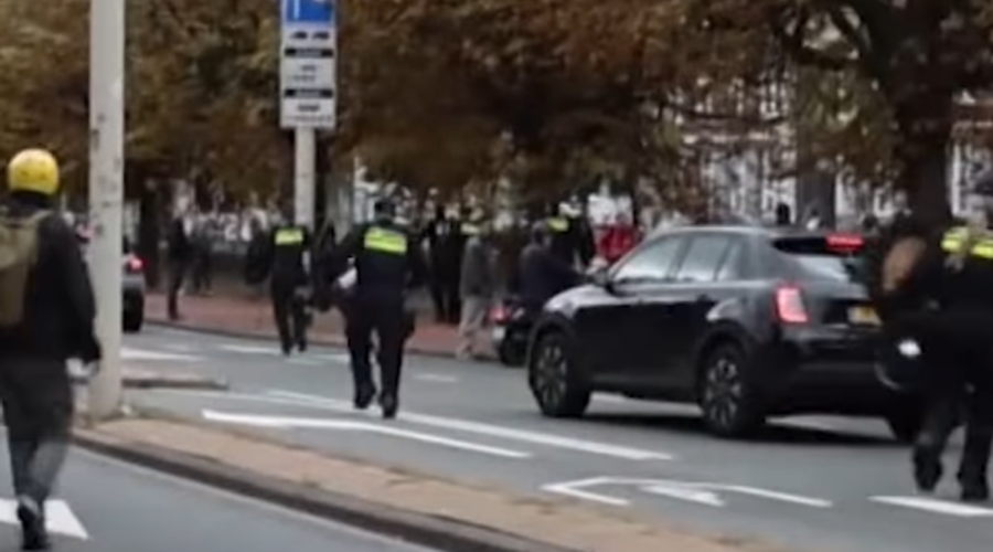 Tuča na protestu desnice, intervenisala policija Opsadno stanje u Hagu: Sevaju baklje, vijore se nacistički simboli (video)