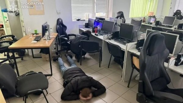 ВАРАЛИ ОД РУСИЈЕ ДО АМЕРИКЕ: У Кијеву почело да се одмотава огромно клупко масовних превара преко кол-центара ВАРАЛИ ОД РУСИЈЕ ДО АМЕРИКЕ: У Кијеву почело да се одмотава огромно клупко масовних превара преко кол-центара