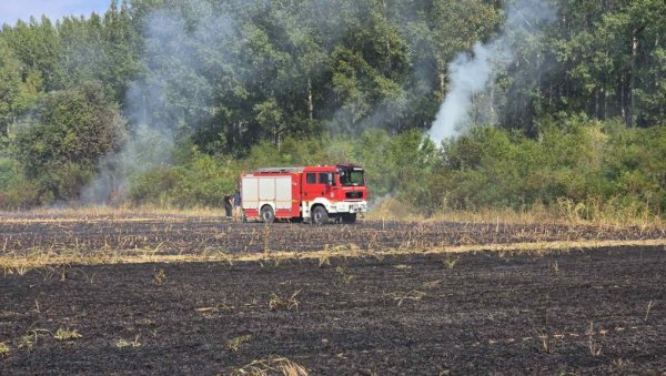 ОПАСНОСТ ОД АТАРСКИХ ПОЖАРА: У Опову током викенда горело стрњиште на више локација (ФОТО) ОПАСНОСТ ОД АТАРСКИХ ПОЖАРА: У Опову током викенда горело стрњиште на више локација (ФОТО)