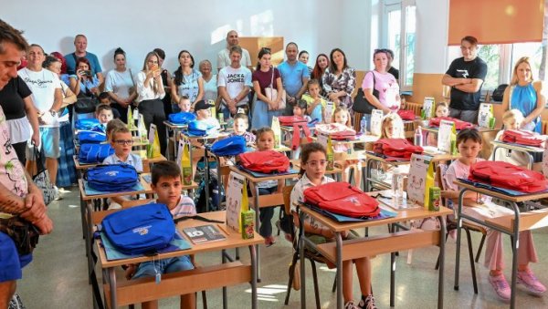 ЗВОНИЛО ЗА ПОЧЕТАК ШКОЛСКЕ ГОДИНЕ: У клупе село 530.000 основаца и 240.000 средњошколаца (ФОТО)