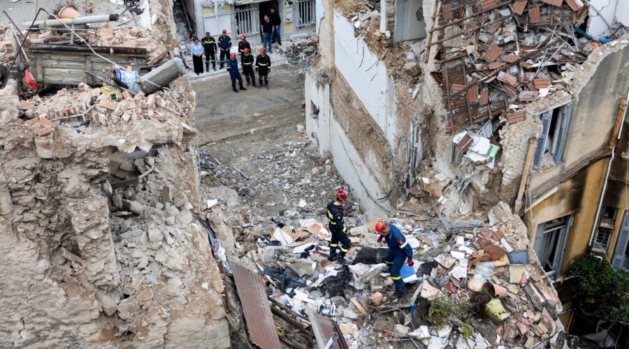U ruševinama zgrade u centru Atine pronađena dva tela: Još uvek se ne zna uzrok eksplozije, traga se za preživelima