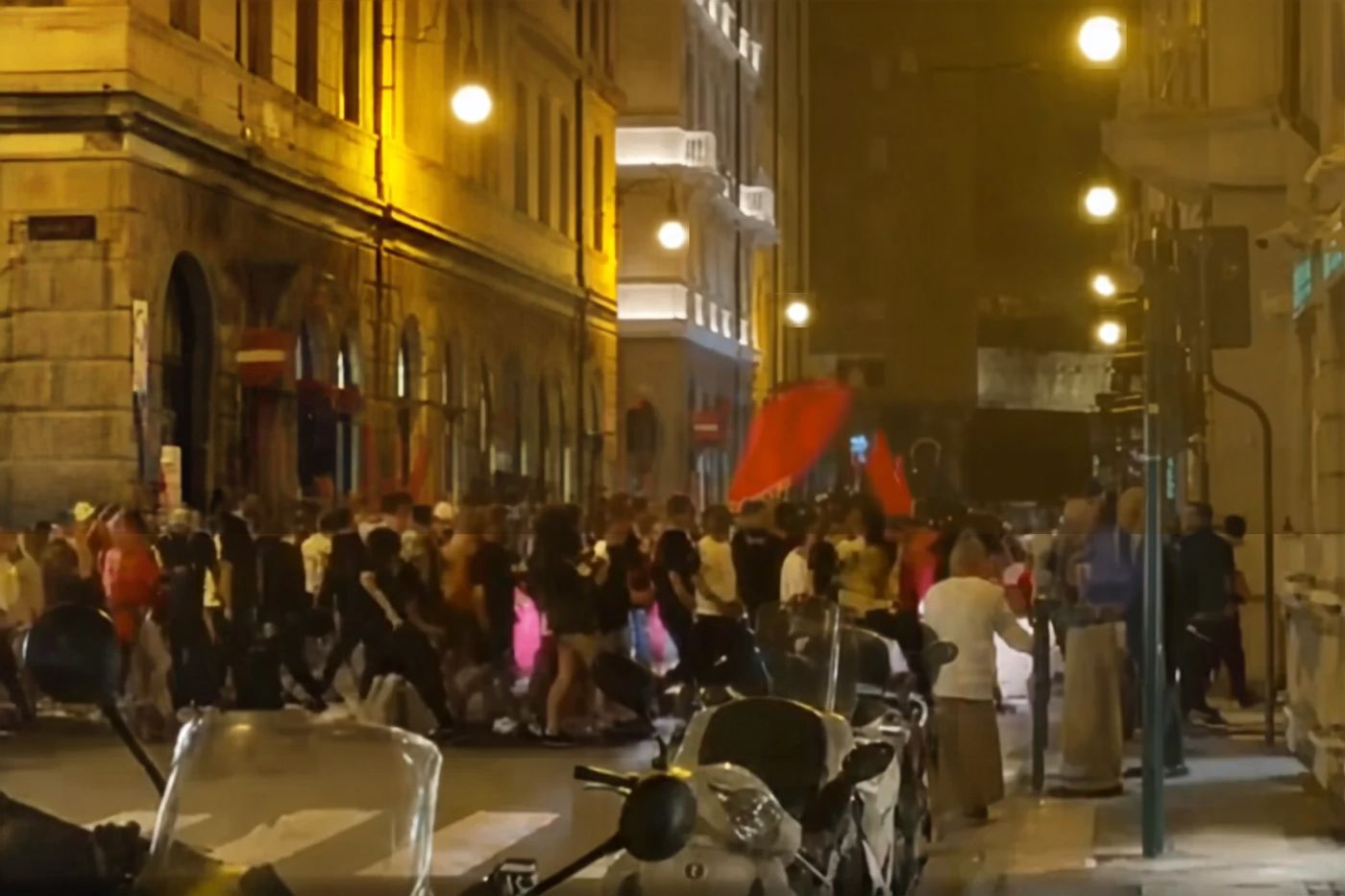 (video)-albanci-u-trstu-se-pobunili-zbog-presude-taciju,-protest-organizovan-preko-tik-toka (video)-albanci-u-trstu-se-pobunili-zbog-presude-taciju,-protest-organizovan-preko-tik-toka