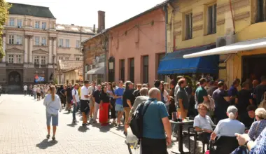 VIDEO Građani se okupili ispred Skupštine u Nišu: Studenti tvrde da opštinski overivači odbijaju da overe potpise za njihovu listu