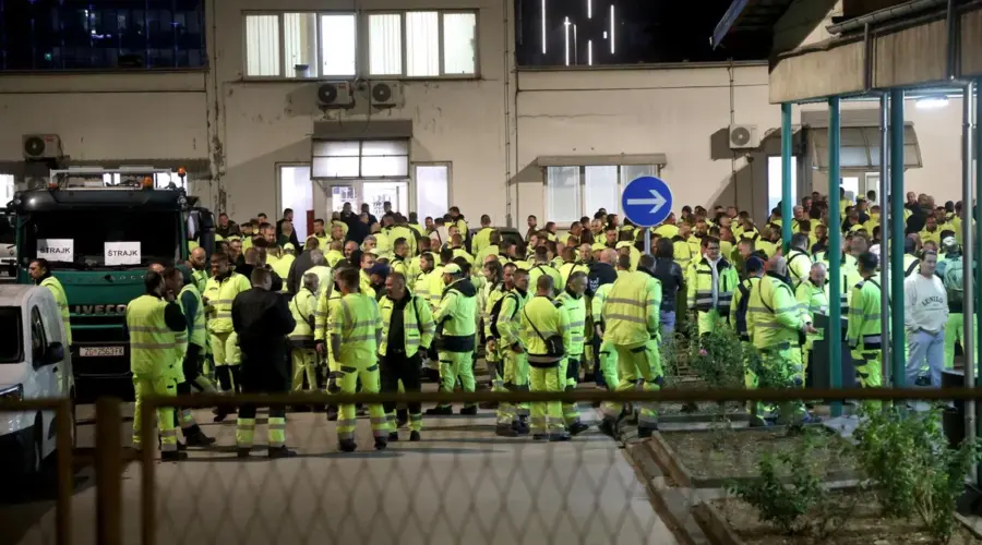 VIDEO Haos u Zagrebu zbog štrajka: Samo dva tramvaja i jedan autobus na ulicama, građani se snalaze kako da stignu do posla i škole, grad pun pešaka