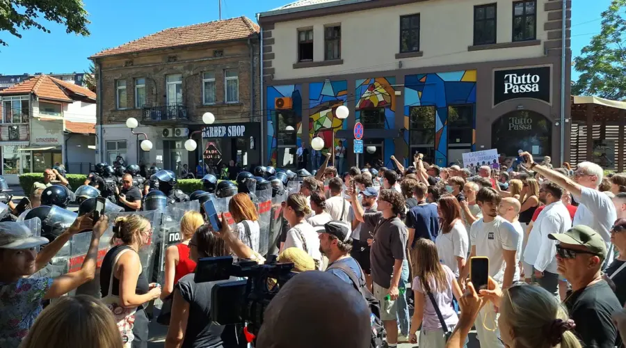 (VIDEO) Policija sprečila Nišlije da stignu do predsednika, na ulice izašla i Žandarmerija
