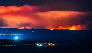 VIDEO Požar na Braču: Odbranjene kuće, evakuisano 700 ljudi, izgorelo je oko 4.500 hektara površine, vatrogasci ostaju na terenu