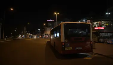 VIDEO Teška nesreća na Zelenom vencu: Autobus GSP-a udario u dva taksija pa se zakucao u lokal, više osoba povređeno