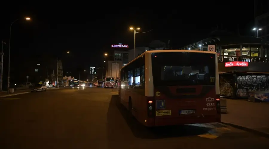 VIDEO Teška nesreća na Zelenom vencu: Autobus GSP-a udario u dva taksija pa se zakucao u lokal, više osoba povređeno