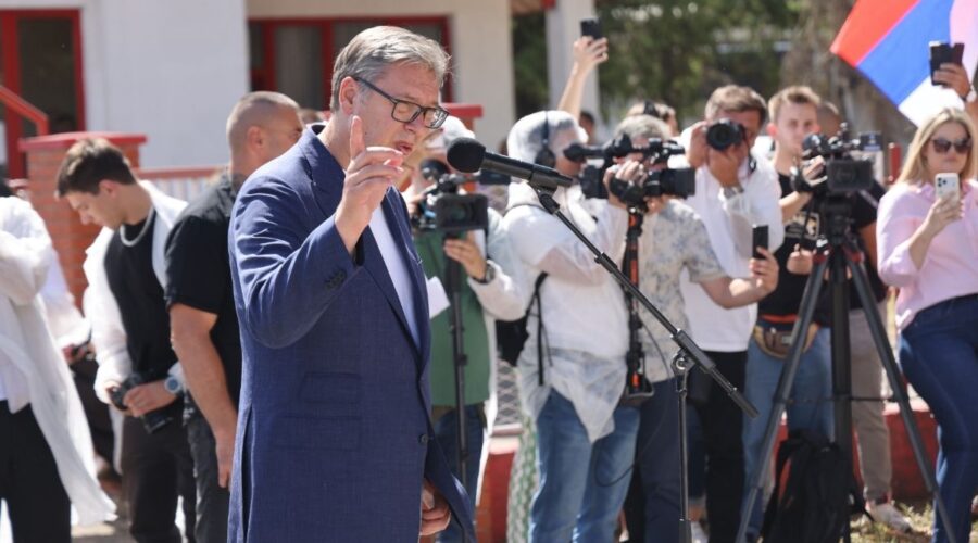 VUČIĆ: „Nikada nećemo ući u EU, Tači će biti oslobođen, izbore raspisujem do 10. septembra, biću kandidat za premijera!“
