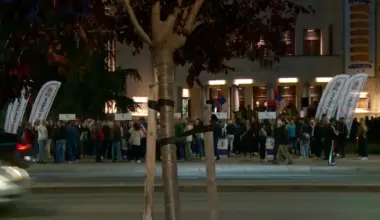 Veći broj SNS pristalica kod Narodnog pozorišta u Nišu gde su studenti najavili skup, IJP oko zgrade