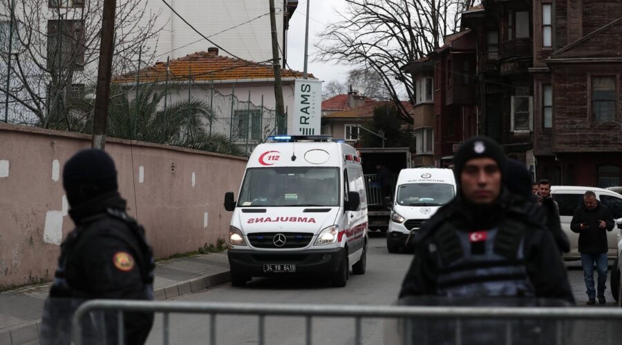 (Video) Horor u Turskoj: Pucnjava ispred škole, muškarac sa sačmaricom zapucao na učenike, ima žrtava