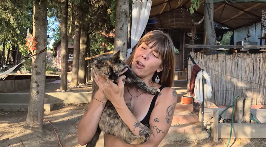 (Video): Jelena je izgubila dom, ali ono što joj je sudbina iskrojila je za film! Sa par kesa došla Novi Sad, put je vodi na daleki Island, a onda nazad u Srbiju