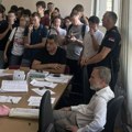 (Video) Nova otpuštanja u Jovinoj gimnaziji, učenici protestuju: "Kako ko uđe u kancelariju, direktor mu uruči otkaz"