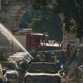 (Video) Snažna eksplozija u Atini! Uništena stambena zgrada, oštećeni automobili i prodavnice, ima povređenih: traga se za 5…