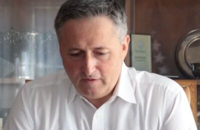 Vozilo iz Bećirovićeve službene pratnje imalo težak udes, on nije hteo ni da se zaustavi i pogleda šta je s mladim vozačem