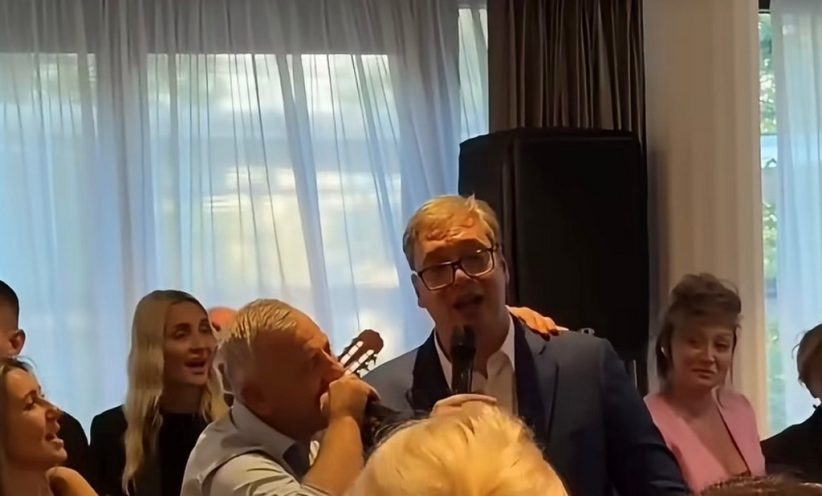 Vučić se pred sutrašnju ostavku oprostio od kabineta uz pesmu „A sad, adio“