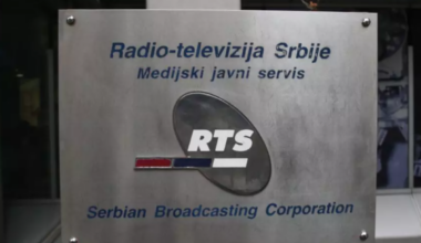 ZAPOSLENI RTS-A KRITIKUJU EMISIJU O „ZVUČNOM TOPU“: Grupa „Naš protest“ tvrdi da je Javni servis prekršio zakon!