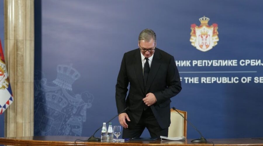 ZAPOSLENI RTS-A PROZVALI UREDNICE DNEVNIKA 2: „Od 86 minuta trajanja čak 63 su bila oda odlazećem predsedniku!“