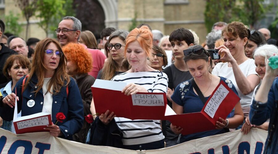 Završen protest u Novom Sadu zbog otpuštanja profesora Jovine gimnazije | Srpska dijaspora