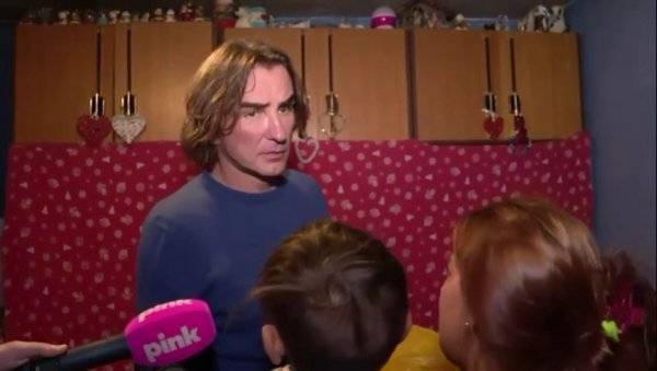 НИСТЕ САМИ Жељко Митровић дирљивим речима и вредним поклоном обрадовао мајку четворо деце из Чачка (ФОТО) НИСТЕ САМИ Жељко Митровић дирљивим речима и вредним поклоном обрадовао мајку четворо деце из Чачка (ФОТО)