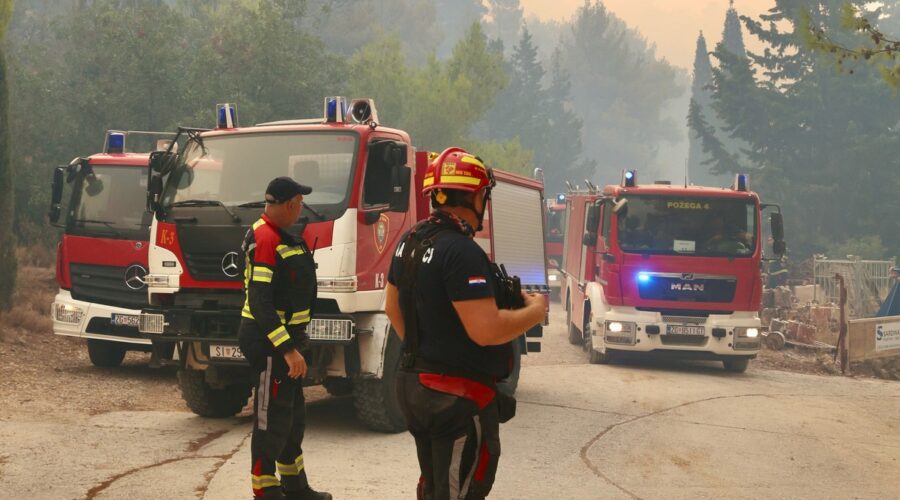 Žena (76) teško povređena tokom požara na Braču, pala sa broda i počela da se davi