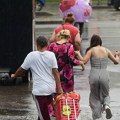 Žuti meteoalarm upaljen za celu zemlju: Pripremite se za pljuskove i grmljavinu, stiže drastično zahlađenje