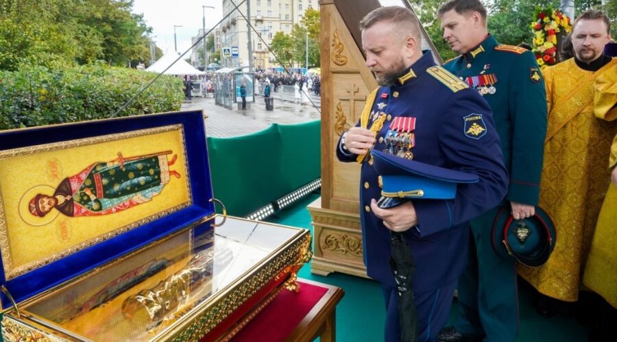 „DA IH DUHOVNO OSNAŽI I POMOGNE U POBEDI“: Ruska pravoslavna crkva poslala vojnicima mošti srednjovekovnog kneza na front u Ukrajini!