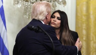„MOŽEMO DA SRUŠIMO BILO KOJU VLADU“: Navodne reči američke ambasadorke potresle Balkan, Rumunija navedena kao primer!